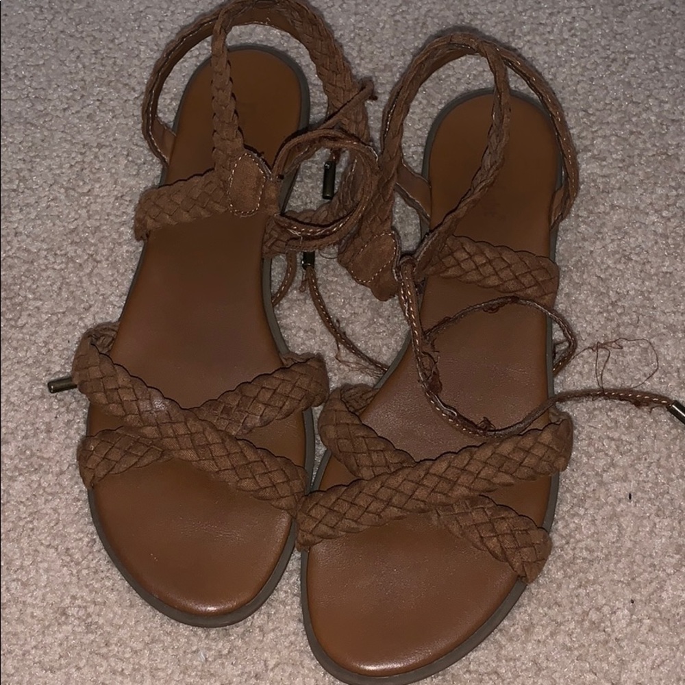 Tie sandals